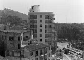 Postigo de los Abades y edificio en calle Cortina del Muelle, número 13, en construcción. Al fondo la Alcazaba y la Aduana. Agosto de 1964. Málaga, España.