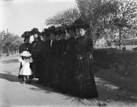 En el Parque. Retrato de grupo. Hacia 1906. Málaga (España).